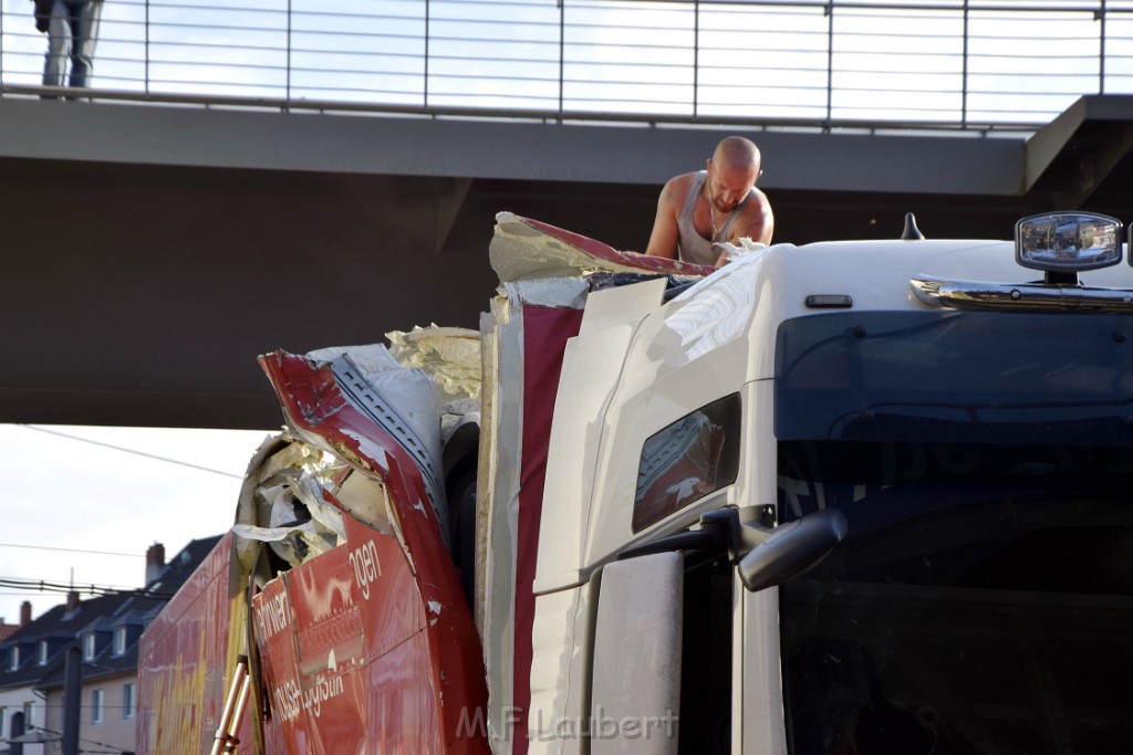 LKW blieb unter Bruecke haengen Koeln Deutz Opladenerstr Deutz Muelheimerstr P150.JPG - Miklos Laubert